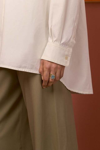 model wearing cigar band ring