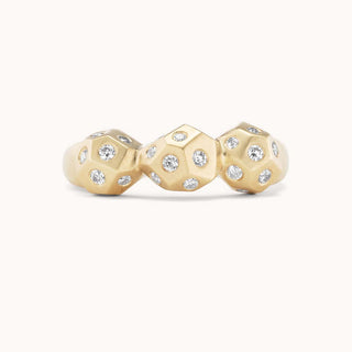 Hammered gold ring diamond-studded