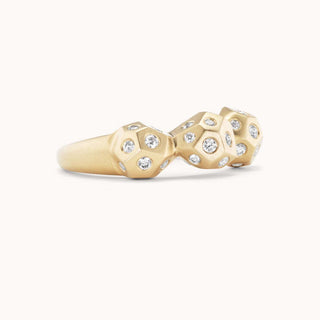 Hammered gold ring diamond-studded